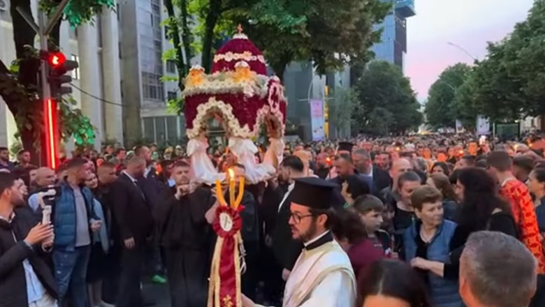 Pashkët ortodokse/ Besimtarët në Tiranë dhe qytete të tjera kremtojnë të Premten e Zezë