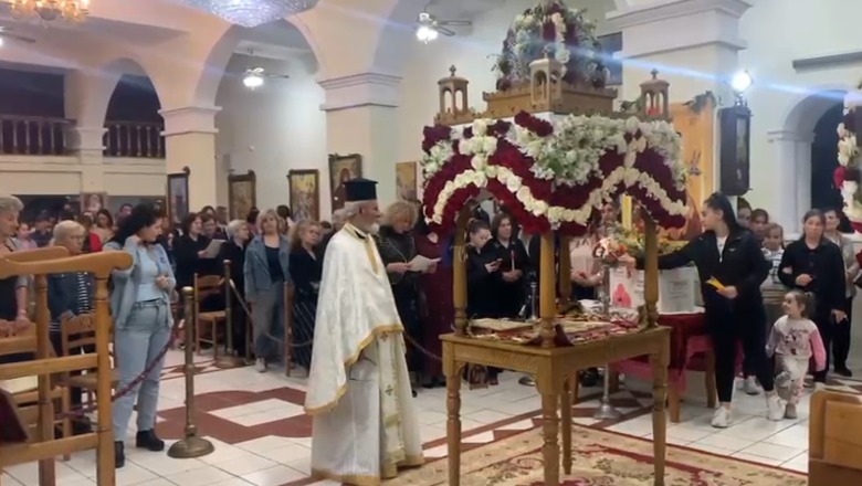 E premtja e Zezë në Vlorë/ Qytetarët mblidhen në kishën e Shën Theodhorit, At Konstandin Prifti drejton meshën
