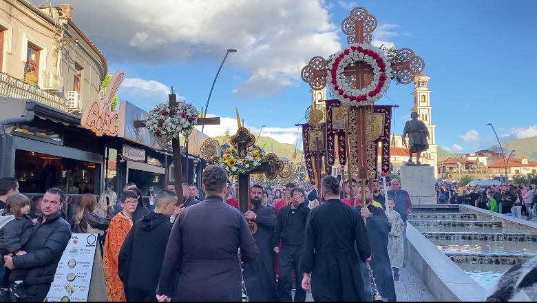 E premtja e Zezë në Korçë/ Mitropolia e Shenjtë organizon ritin e kalimit nën epitaf, pjesë qindra qytetarë të Korçës dhe vizitorë nga qytete të tjera