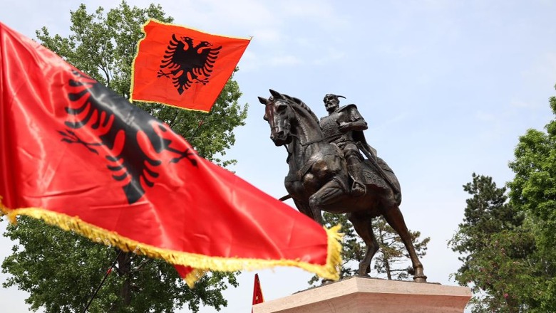 Përurohet në Gjakovë busti i Skënderbeut! Haradinaj: Nga sot do t’i bëjë ‘roje’ Gjakovës heroike
