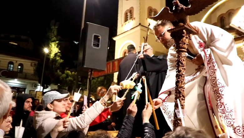 Kremtohen Pashkët Ortodokse në Berat, urojnë besimtarët: Paqe e begati në çdo familje