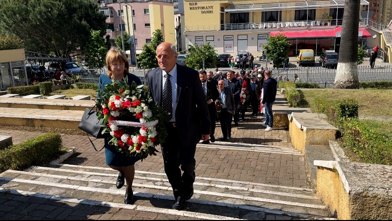  Përkujtohet Dita e Dëshmorve në Lezhë, homazhe dhe kurora me lule ne varrezat e dëshmorëve të qytetit