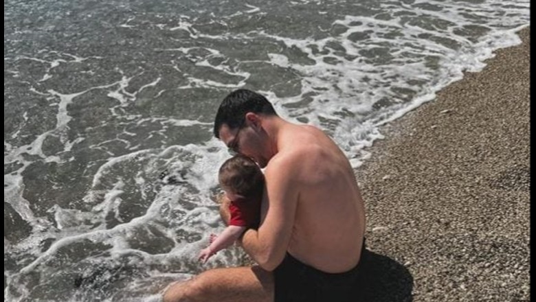 'Për herë të parë në det', Arbër Hajdari publikon foton me të bijën në plazh
