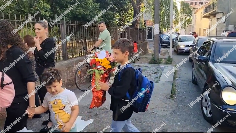 Lule në vend të librave, nxënësit homazhe në shkollën e dy vajzave që u hodhën me nënën në lumin Bunë të Shkodrës