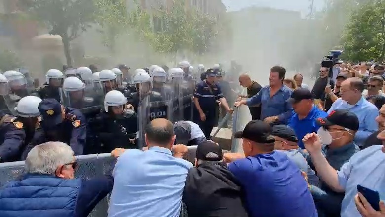 Protesta e Rithemelimit para bashkisë, militantët heqin me forcë barrierat metalike