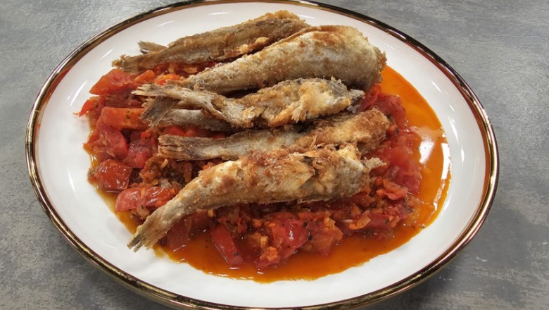Peshq të vegjël me salcë domate të aromatizuar nga zonja Albana