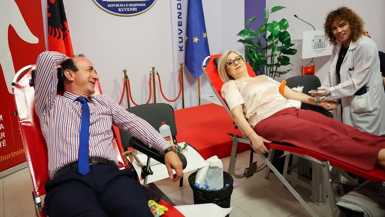 FOTOLAJM/ Kryetarja e Kuvendit e deputetët dhurojnë gjak 