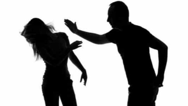 Pr.ligji për dhunën ndaj grave/ Pas denoncimit, s’pranohet pajtimi! Dhunuesi nxirret nga shtëpia dhe mban GPS! Gjobë 2.5 mln lekë për ngacmimet në punë