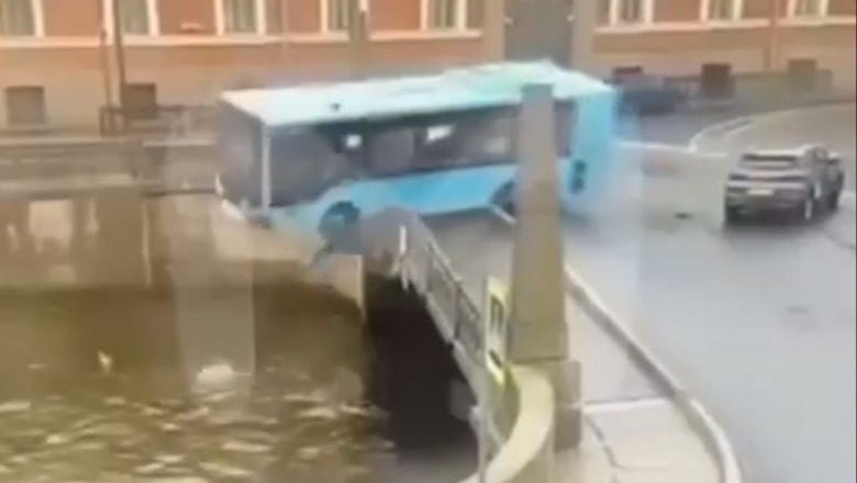Rusi/ Autobusi humb kontrollin dhe zhytet drejt e në lumë, 20 veta të bllokuar nën ujë,1 person humb jetën (VIDEO)