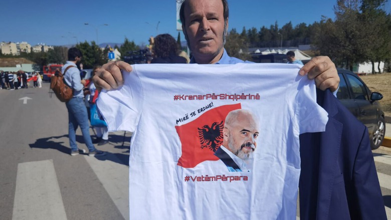 'Mirëseerdhe!' Shqiptarët presin Ramën, bluza me posterin e kryeministrit: Krenar për Shqipërinë