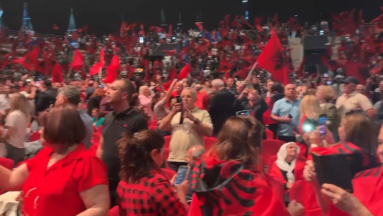 ‘Se me shekuj jam shqiptar’, video nga atmosfera në stadiumin Galatsi në Athinë! Shqiptarët me flamuj në duar
