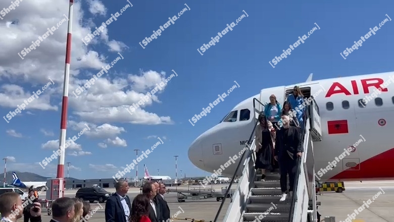 Rama në Athinë për takimin me shqiptarët, momenti kur zbret nga avioni me bashkëshorten, ministrat e këngëtarë, si Noizy e Era Rusi  