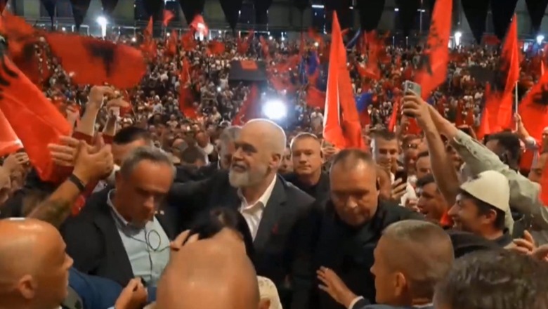 Stadiumi i mbushur plot, mbërrin Rama! Shqiptarët e presin me ovacione, takimi nis me himnin shqiptar dhe të BE-së
