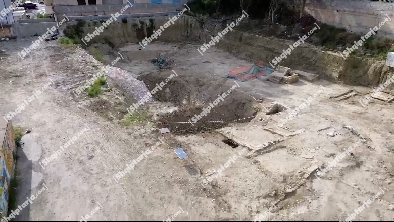 Vijojnë gërmimet për mozaikun e zbuluar në rrënojat e gjimnazit ‘Gjergj Kastrioti’ në Durrës! Report Tv sjell pamjet me dron