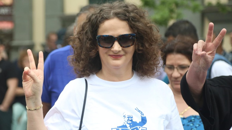 FOTO/ Argita Malltezi sërish në protestë para Bashkisë së Tiranës, nuk harron mesazhin në bluzë: Lironi babanë
