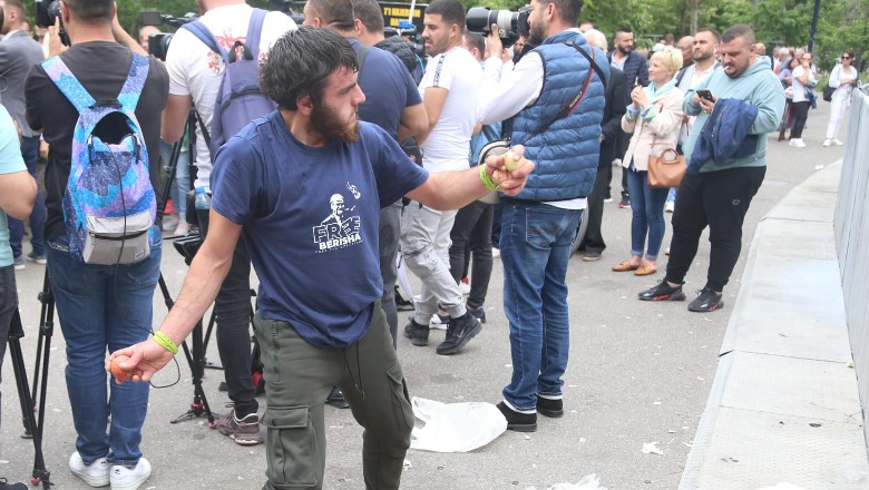 FOTOLAJM/ Militanti i Berishës qesen me mollë, qepë e karrota në tokë, godet bashkinë e Tiranës