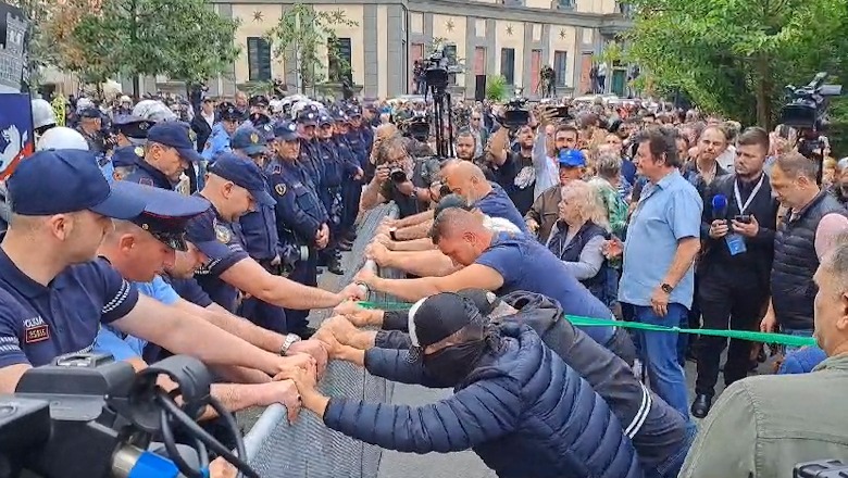 Rithemelimi dhe PL protestë me molotov drejt bashkisë së Tiranës, injorojnë thirrjen e policisë! Heqin gardhin metalik
