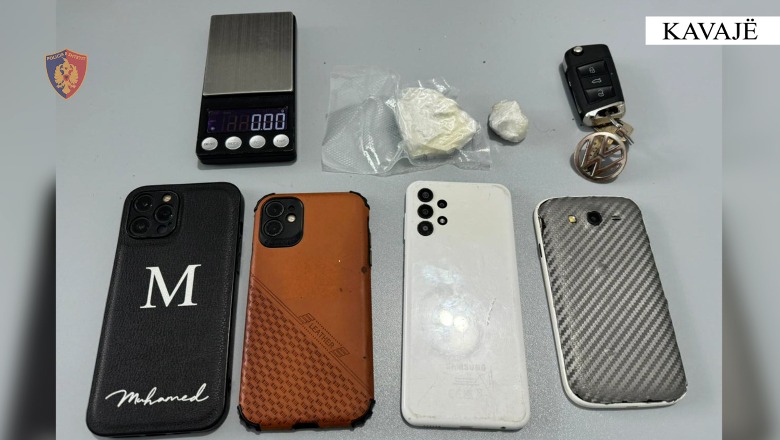 Durrës/ Shisnin kokainë në berberhane, arrestohen 2 persona, sekuestrohen dhjetëra doza për shitje