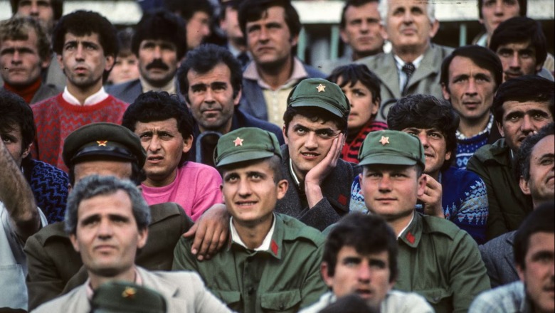 The Guardian: Futbolli në Shqipërinë staliniste! 90 minutat e vetme kur njerëzit mund të ishin vetvetja