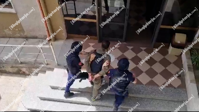 I veshur me antiplumb, vrasësi i policit të Shqiponjave del në gjykatë nën masa të rrepta sigurie! Lihet në 'arrest me burg'