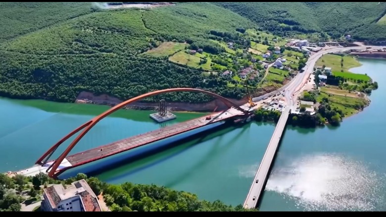Vijojnë punimet për Urën e Madhe të Kukësit mbi Drin (VIDEO)