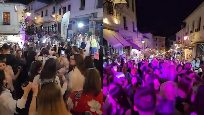 Gjirokastra në festë, turistët kërcejnë nën tingujt e muzikës shqiptare