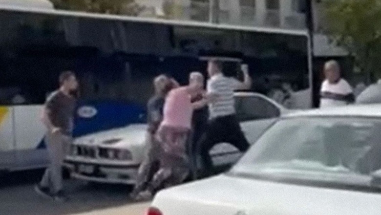 VIDEO/ Zbritën nga makinat dhe tërhoqën zvarrë 43-vjeçarin, çifti shqiptar dhunohet nga 3 burra në mes të rrugës në Athinë 