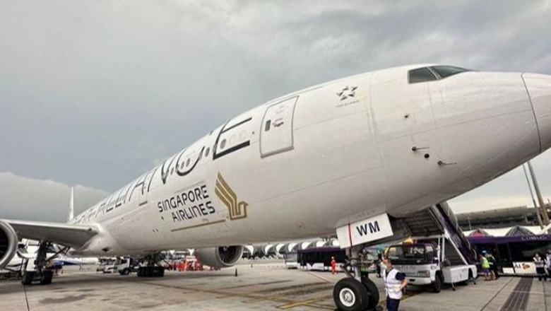 Turbulencat e forta goditën avionin Singapore Airlines! Pasagjerët: U duk sikur i gjithë ferri shpërtheu në bord