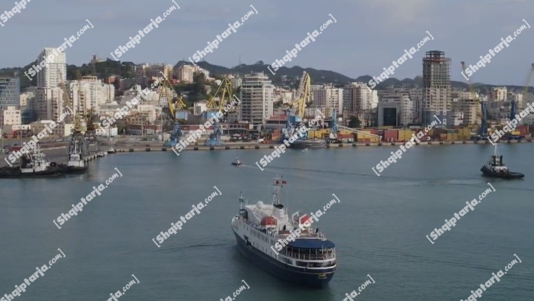 Kroçera 'Monet' me turistë britanikë viziton sërish Durrësin (VIDEO)