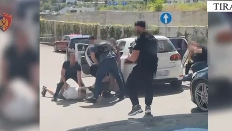 Dalin pamjet e operacionit në Tiranë, efektivja e policisë shtrin në tokë trafikantin e armëve