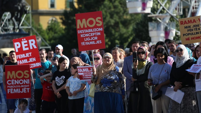 Surrogacia dhe 'martesa' tek tarraca e bashkisë, qytetarët protestë te sheshi ‘Skëndërbej’: Po shkatërrohet familja