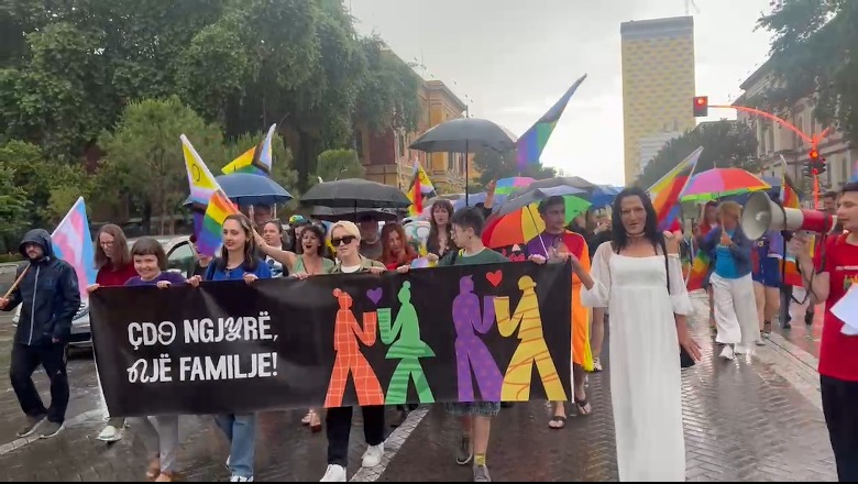 ‘Parada e Krenarisë’, komuniteti LGBT marshon në Tiranë me moton 'Çdo ngjyrë, një familje'! Aktivistja: S’jemi kërcënim për shoqërinë (FOTO)