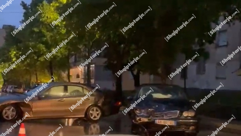 Përplasen dy makina në Korçë, plagoset një grua
