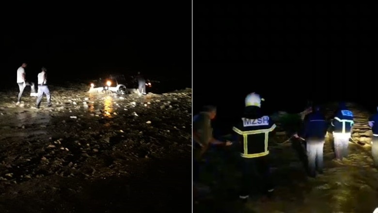 Berat/ Tentuan të kalojnë lumin Osum me automjet, zjarrëfikësit shpëtojnë shoferin dhe pasagjerin (VIDEO)