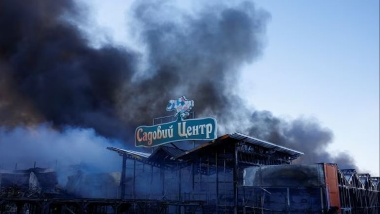 Lufta në Ukrainë/ Momentet e shpërthimit në Kharkiv parë nga brenda, në qendër tregtare kishte njerëz! 16 të vdekur dhe mbi 40 të plagosur (VIDEO)