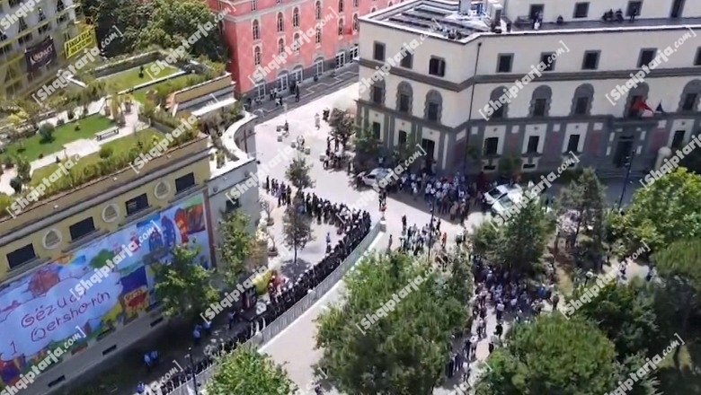 Report Tv sjell pamjet me dron, një grusht militantësh protestojnë para Bashkisë së Tiranës