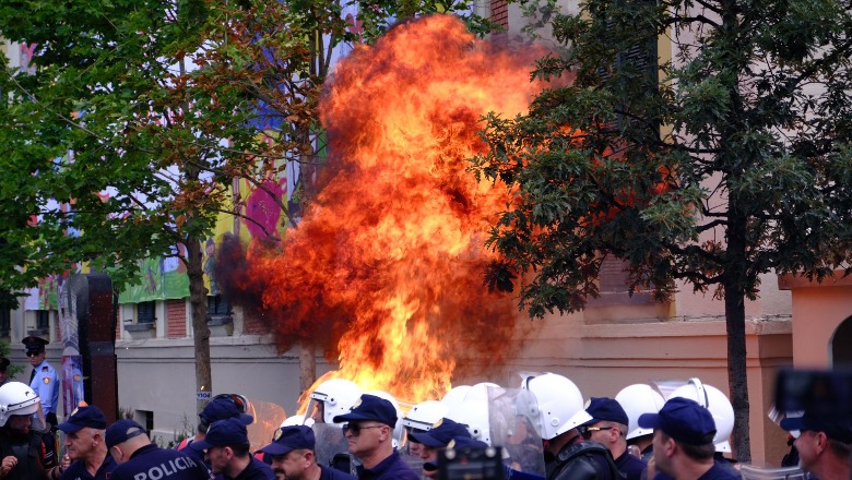 Rithemelimi dhe PL sërish protestë, hedhin molotovë drejt Bashkisë së Tiranës, rrezikojnë jetën e policëve, qytetarëve e gazetarëve! Policia mbledh provat
