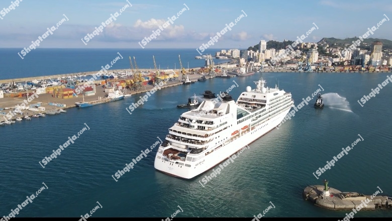 Pamje me dron/ Mbërrin në Durrës kroçera 'Seabourn Quest' me 448 turistë amerikanë! Vizitë 4 ditore në qytetet historike të Shqipërisë