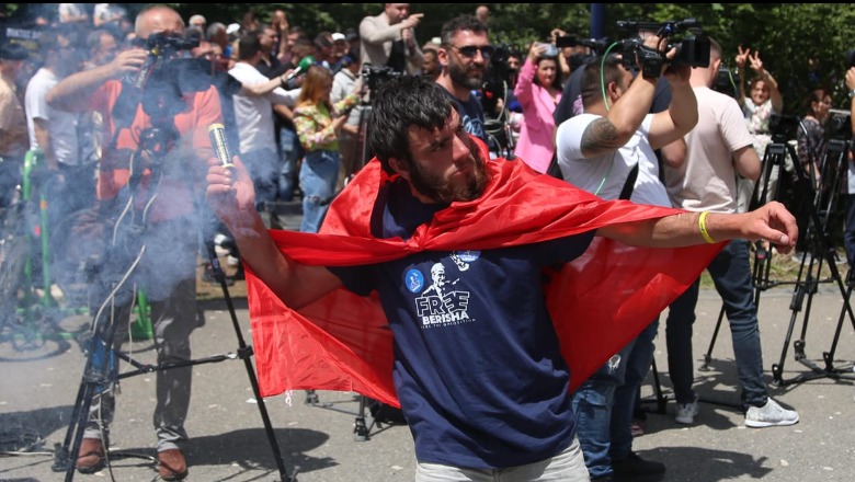 Militanti me bluzën 'Free Berisha' hedh molotovë, vezë e fruta drejt bashkisë, çfarë nuk u pa nga protesta e sotme