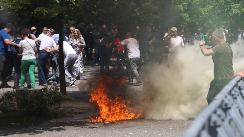 Molotov në protestën e Rithemelimit dhe PL-së në Tiranë, Braçe: Ndaleni sa s'kanë vrarë njeri! Rrezik për shqiptarë e të huaj që lëvizin në qendër