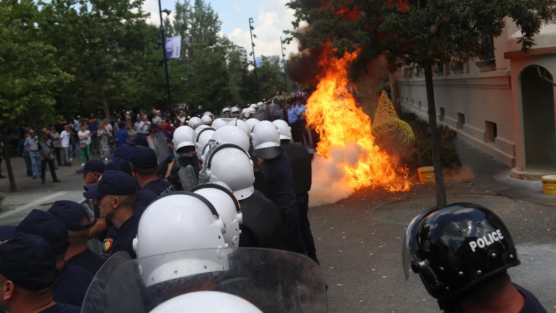 Molotovë pranë gazetarëve në protestën e Rithemelimit, AMA: E papranueshme! Të ndiqet ligjërisht çdo akt që sulmon dhe rrezikon ekipet e medias