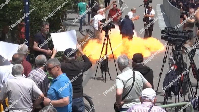 Federata Europiane e Gazetarëve reagon ashpër ndaj Rithemelimit, dënon sulmin me molotov ndaj gazetarëve dhe intimidimin e gazetarit Arbër Hitaj