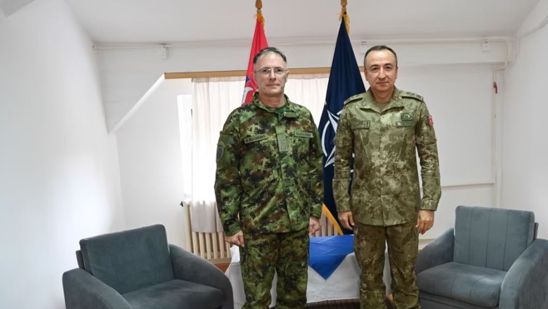 Komandanti i KFOR-it bisedon me shefin e ushtrisë serbe për gjendjen e sigurisë në rajon