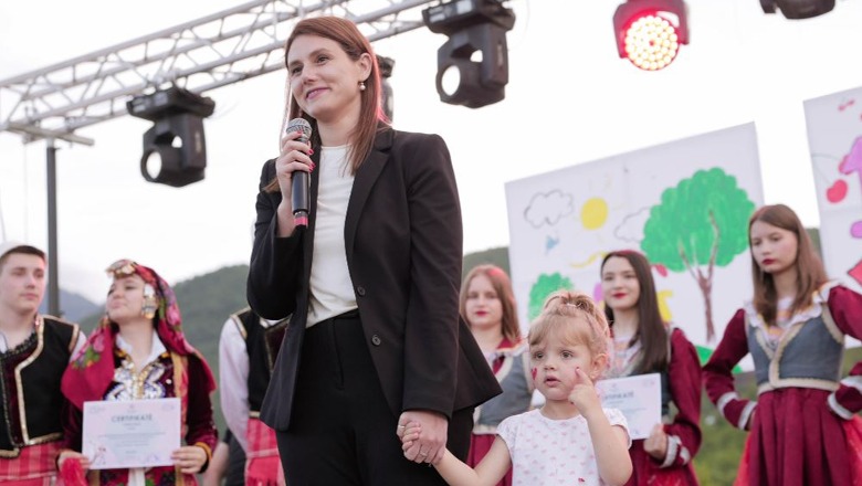 Ministrja Bora Muzhaqi uron fëmijët për 1 Qershorin, festë në Librazhd
