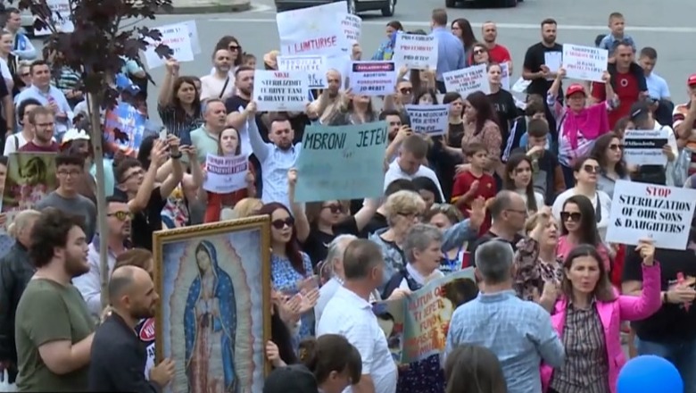 Tjetër protestë kundër pr.ligjit për surrogacinë në sheshin ‘Skënderbej’: E duam familjen të paprekur