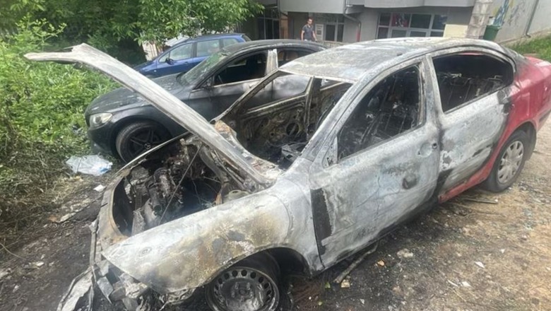 Digjen dy automjete me targa serbe në veri të Kosovës