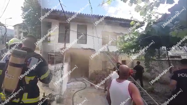Berat/ Zjarri përfshin banesën në lagjen ‘Dëshmorët e Kombit’, ndërhyjnë zjarrfikëset