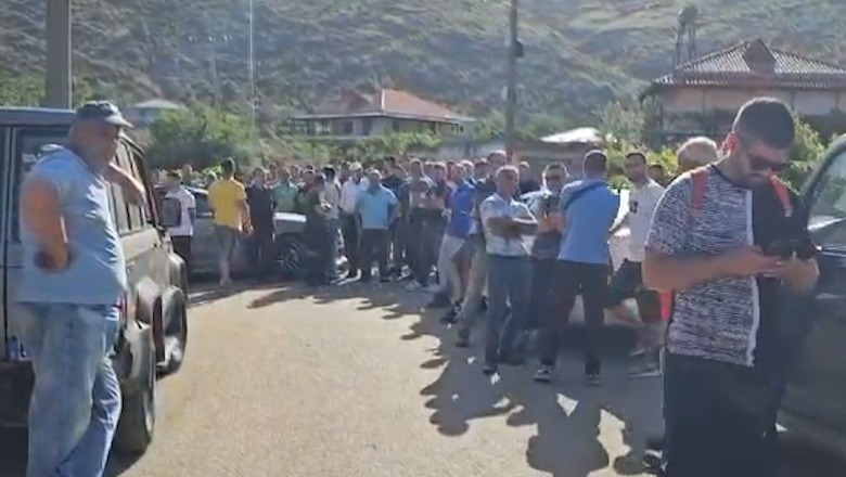 Protestë në Shushicë të Elbasanit! Banorët: Kanali vaditës s’ka ujë, duhet të hapej më 15 maj! Bordi i Kullimit: Po punojmë për hapjen (VIDEO)