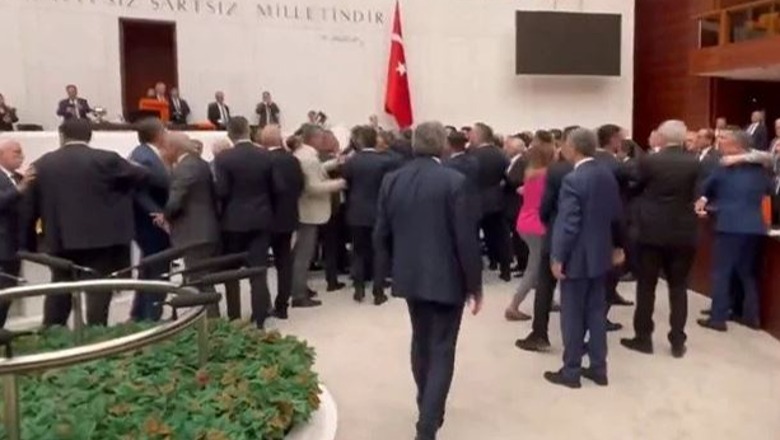 Turqi/ Deputetët përplasen me njëri tjetrin në Parlament (VIDEO)