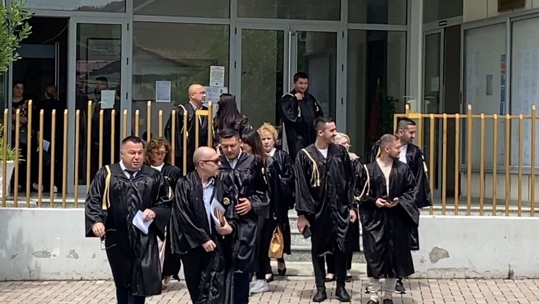  Avokatët e Elbasanit solidarizohen ndaj kolegut Sokol Mëngjesi, shtyjnë rreth 600 seanca gjyqësore: Jemi ndjerë të kërcënuar  